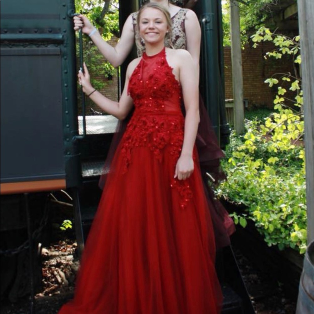 I am selling a prom dress!